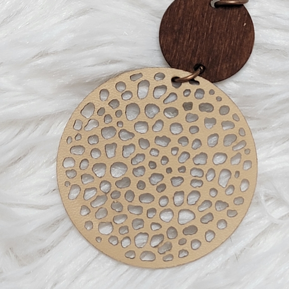 Boho round leather and wood lightweight cut out drop earrings NWOT - Picture 5 of 6